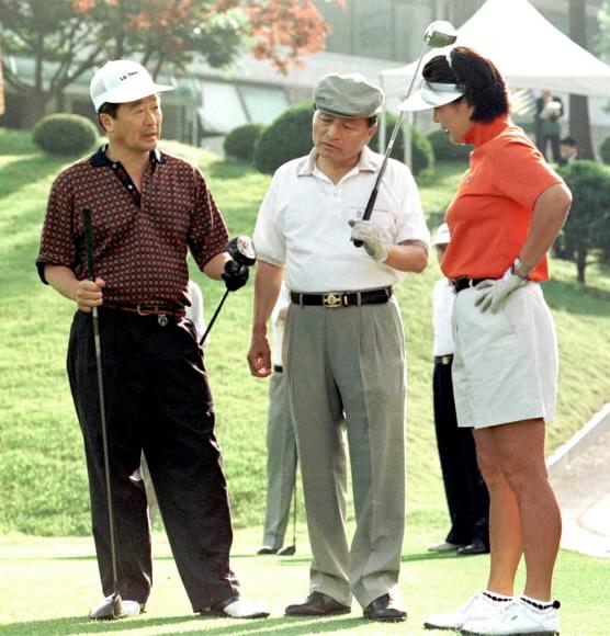 프로암대회에서 한 조를 이룬 구본무LG그룹 회장(왼쪽)과 오명동아일보사장(가운데)이 동반자인 정일미프로의 드라이버를 살펴보며 환담을 나누고 있다.