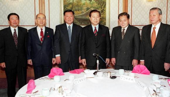 김대중대통령당선자가 13일 상오 국회 귀빈식당에서 4대 재벌그룹 회장들과 가진 조찬간담회를 갖기에 앞서 포즈를 취하고 있다.. 왼쪽부터 LG 구본무회장 박태준 자민련총재,현대 정몽구회장, 김당선자, 삼성 이건희, SK 최종현회장, 98.1.13 남상인 기자 