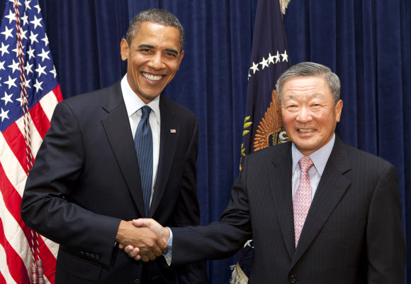 20일 LG그룹 구본무 회장이 숙환으로 별세했다. 향년 73세. 사진은 2010년 7월 LG화학 미국 홀랜드 전기차배터리 공장 기공식에서 구 회장과 오바마 전 미국 대통령이 악수하고 있는 모습.  LG 제공=연합뉴스