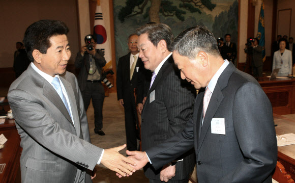 20일 LG그룹 구본무 회장이 숙환으로 별세했다. 사진은 2006년 청와대에서 대.중소기업 상생협력 회의 참석한 노무현 대통령과 구본무 회장 모습.  연합뉴스