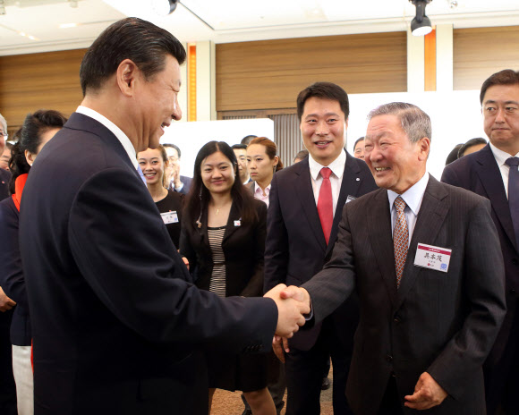 20일 LG그룹 구본무 회장이 숙환으로 별세했다. 사진은 2014년 신라호텔 LG전시관을 방문한 시진핑 중국 국가주석과 악수하는 구본무 회장. LG 제공=연합뉴스