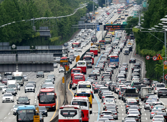 징검다리 연휴인 20일 오전 경부고속도로 서울 잠원IC 구간이 나들이 차량으로 정체를 빚고 있다. 2018.5.20 연합뉴스