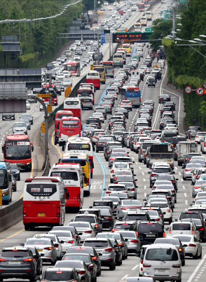 징검다리 연휴인 20일 오전 경부고속도로 서울 잠원IC 구간이 나들이 차량으로 정체를 빚고 있다. 연합뉴스