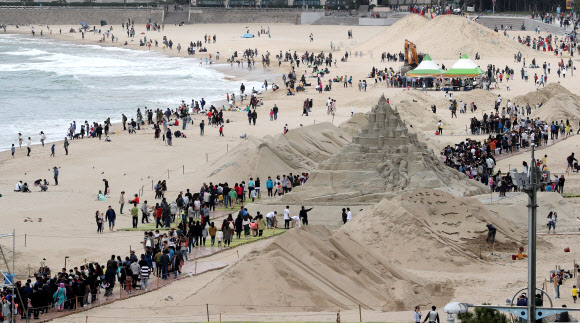 20일 부산 해운대해수욕장에서 열린 2018 해운대모래축제에서 시민들이 대형 모래작품을 감상하고 있다. 올해로 14회째를 맞은 해운대모래축제는 ‘Hero(영웅), 모래로 만나다’를 주제로 22일까지 열린다. 2018.5.20  연합뉴스