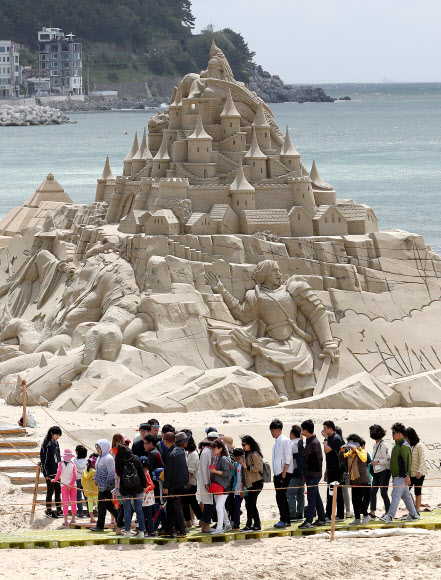 20일 부산 해운대해수욕장에서 열린 2018 해운대모래축제에서 시민들이 대형 모래작품을 감상하고 있다. 올해로 14회째를 맞은 해운대모래축제는 ‘Hero(영웅), 모래로 만나다’를 주제로 22일까지 열린다. 2018.5.20  연합뉴스