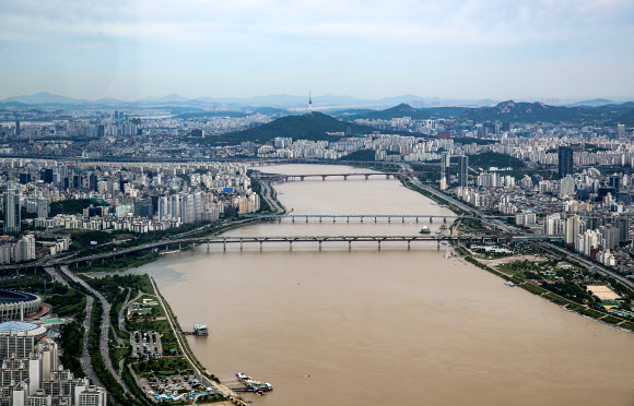 봄장마가 남기고 간 깨끗함이 계속된 20일 오전 서울 송파구 롯데월드타워 전망대 ‘서울 스카이’에서 바라본 서울 시내가 뿌연 미세먼지 없이 깨끗한 모습이다. 반면 폭우로 물이 불어난 한강은 황톳빛으로 변해 있다. 이날 서울의 시정거리는 30Km를 넘었다고 ‘서울 스카이’는 밝혔다. 2018.5,20 연합뉴스