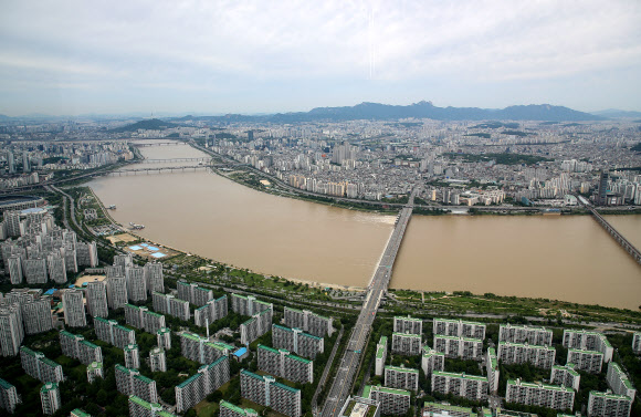 봄장마가 남기고 간 깨끗함이 계속된 20일 오전 서울 송파구 롯데월드타워 전망대 ‘서울 스카이’에서 바라본 서울 시내가 뿌연 미세먼지 없이 깨끗한 모습이다. 반면 폭우로 물이 불어난 한강은 황톳빛으로 변해 있다. 이날 서울의 시정거리는 30Km를 넘었다고 ‘서울 스카이’는 밝혔다. 2018.5,20 연합뉴스