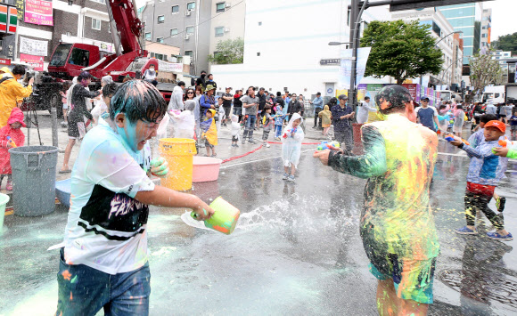 21일 오후 강원 춘천시 중앙로에서 열린 ‘2018 춘천마임축제’ 개막축하 행사 ‘물의도시;아水(수)라장’에 참석한 어린이들이 물싸움을 하며 즐거운 시간을 보내고 있다. 2018.5.20 연합뉴스