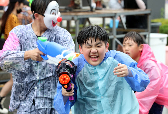 20일 오후 강원 춘천시 중앙로에서 열린 ‘2018 춘천마임축제’ 개막축하 행사 ‘물의도시;아水(수)라장’에 참석한 시민들이 물싸움을 하며 즐거운 시간을 보내고 있다. 2018.5.20 연합뉴스