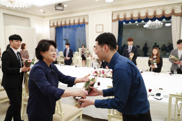 지난 17일 저녁, 김정숙여사는 성년의 날을 앞두고 보호아동 자립을 돕는 ‘바람개비 서포터즈’를 청와대로 초청해 장미꽃 선물을 전달하고 만찬 간담회를 가졌다. ‘바람개비 서포터즈’는 아동복지시설 등의 보호를 떠나 자립해야 하는 이들에게 멘토 역할을 해주는 자립 선배들의 모임이다. 2018.5.20  청와대 제공