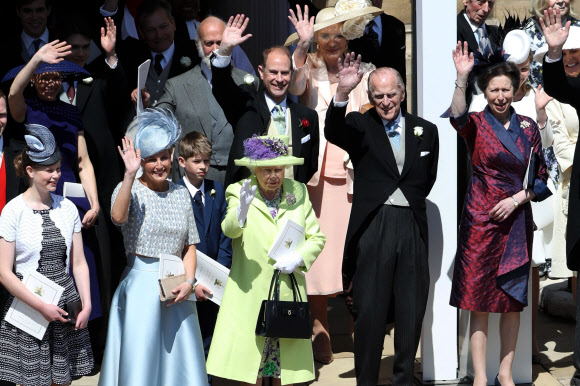 결혼식이 끝난 뒤 엘리자베스 2세(앞줄 가운데) 여왕과 남편 필립공(앞줄 오른쪽 두 번째) 부부를 비롯한 영국 왕실 가족들이 하객들을 향해 손을 흔들며 감사의 뜻을 전하고 있다. 런던 AP 연합뉴스
