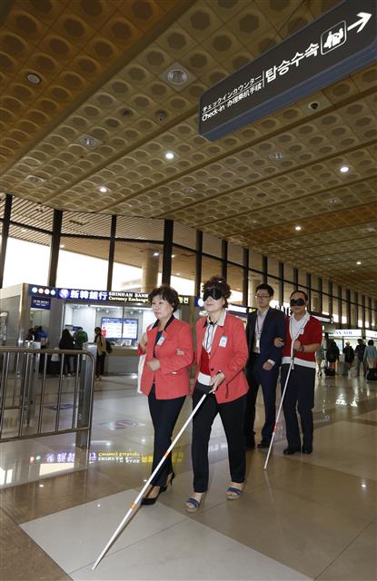 한국공항공사 직원들이 안대로 눈을 가린 채 ‘포티 케어’를 체험하는 모습.