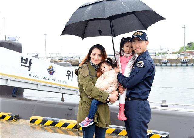 잠수함사령부 박위함 작전관 전계현(오른쪽) 소령과 터키 출신 부인 엘리프 전씨 부부가 두 딸과 함께 박위함 앞에서 기념사진을 찍고 있다. 해군 제공