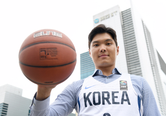 3대3 농구 대한민국 대표 임채훈 선수가 지난 18일 자신이 근무하는 서울 동대문구 용두동 회사 인근에서 서울신문과 인터뷰 도중 ‘코리아’라고 쓴 유니폼을 입은 채 포즈를 취했다. 박지환 기자 popocar@seoul.co.kr