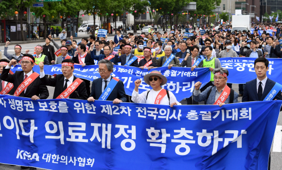 최대집(왼쪽 첫번째) 대한의사협회 회장 등 문재인 케어 반대 궐기대회 참가자들이 청와대를 향해 행진하고 있다.  박윤슬 기자 seul@seoul.co.kr