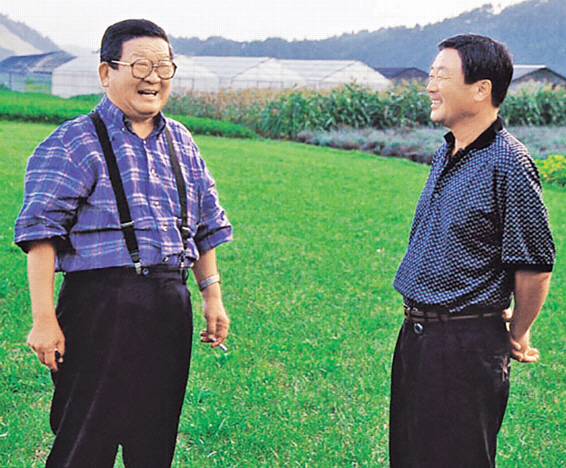 구본무(오른쪽) LG 회장이 1999년 아버지 구자경(왼쪽) LG명예회장과 담소를 나누고 있다. LG 제공