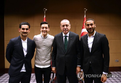 오른쪽 두 번째가 레제프 타이이프 에르도안 터키 대통령이다.