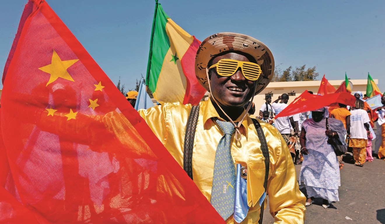 지난 2009년 세네갈 다카르 국제공항에서 한 세네갈인이 후진타오 당시 중국 국가주석이 도착하자 오성홍기를 흔들며 환영하고 있다. 서울신문 DB