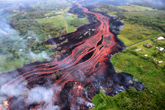 하와이 빅아일랜드 킬라우에아 화산 폭발로 파호아 지역에 용암이 흘러내리고 있는 사진을 19일(현지시간) 미국 지질조사국이 공개했다. 2주 넘게 계속된 용암 분출로 킬라우에아 화산 주변에는 주민 2000명 이상이 대피한 상태다. AP 연합뉴스