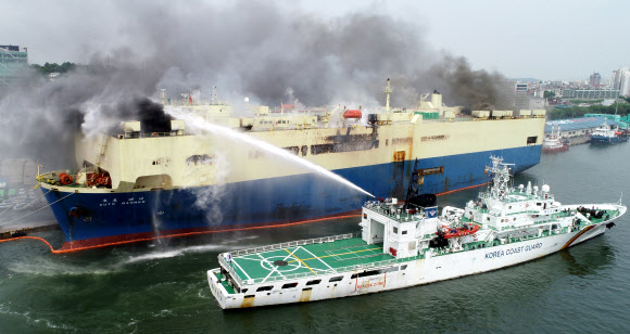 지난 21일 인천항에 정박중인 5만t급 화물선에서 화재가 발생,해양경찰 선박이 화재진압작전을 펼치고 있다.연합뉴스