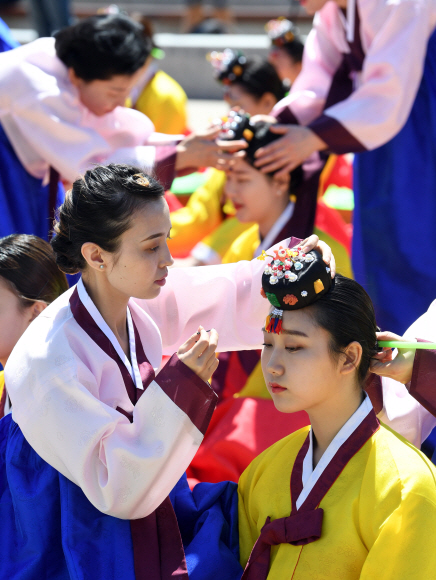 성년의 날인 21일  서울 중구 남산골 한옥마을에서 열린 제46회 전통성년례 재현행사에서 참가자들이 성년식을 치르고 있다.   정연호 기자 tpgod@seoul.co.kr