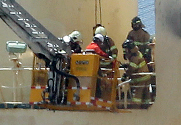 승선원 구조하는 소방대원들