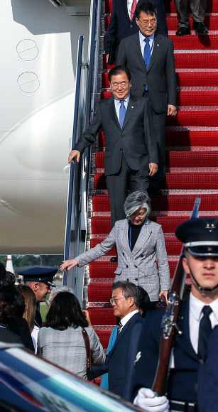 워싱턴 도착한 문 대통령과 수행원들