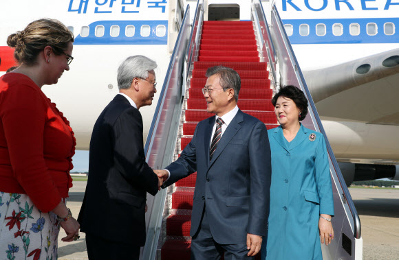 영접받는 문 대통령