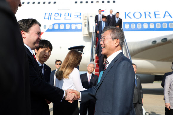 주한 미국대사 대리 영접받는 문 대통령