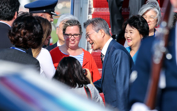 워싱턴 환영인사와 인사나누는 문 대통령