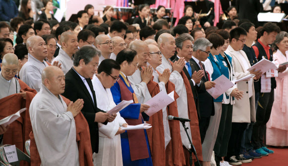 합장하는 스님과 정계인사