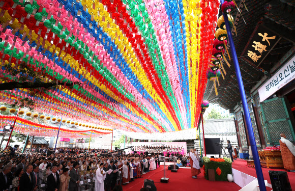 형형색색 연등 아래 봉축법요식 거행