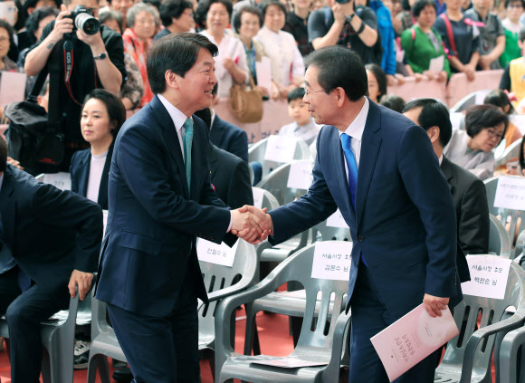 악수하는 안철수-박원순