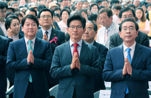 합장한 서울시장 후보들