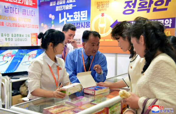 국제상품전람회 찾은 평양시민