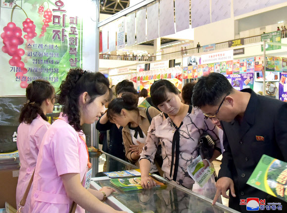 국제상품전람회 찾은 평양시민