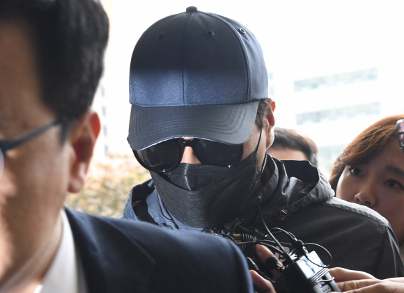 3년 전 비공개 촬영회에서 일어난 모델 성추행과 협박 사건과 관련해 모집책을 담당한 피고소인 남성이 22일 오전 경찰 조사를 받기 위해 서울 마포경찰서로 들어서고 있다. 2018.5.22.  이종원 선임기자 jongwon@seoul.co.kr