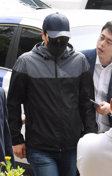3년 전 비공개 촬영회에서 일어난 모델 성추행과 협박 사건과 관련해 모집책을 담당한 피고소인 남성이 22일 오전 경찰 조사를 받기 위해 서울 마포경찰서로 들어서고 있다. 2018.5.22. 이종원 선임기자 jongwon@seoul.co.kr