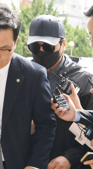 3년 전 비공개 촬영회에서 일어난 모델 성추행과 협박 사건과 관련해 모집책을 담당한 피고소인 남성이 22일 오전 경찰 조사를 받기 위해 서울 마포경찰서로 들어서고 있다. 2018.5.22. 이종원 선임기자 jongwon@seoul.co.kr