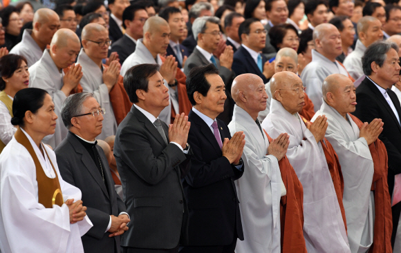 불기 2562년 부처님 오신날인 22일 서울 종로구 조계사에서 열린 부처님오신날 봉축법요식에서 스님과 정계인사들이 합장하고 있다.  2018. 5. 22. 박윤슬 기자 seul@seoul.co.kr