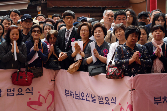 불기 2562년 부처님 오신날인 22일 서울 종로구 조계사에서 불교신자들이 봉축법요식에 참석하고 있다.  2018. 5. 22. 박윤슬 기자 seul@seoul.co.kr