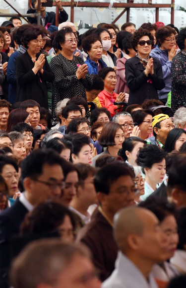 불기 2562년 부처님 오신날인 22일 서울 종로구 조계사에서 불교신자들이 봉축법요식에 참석하고 있다.  2018. 5. 22. 박윤슬 기자 seul@seoul.co.kr