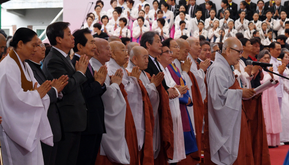 불기 2562년 부처님 오신날인 22일 서울 종로구 조계사에서 열린 부처님오신날 봉축법요식에서 스님과 정계인사들이 합장하고 있다.  2018. 5. 22. 박윤슬 기자 seul@seoul.co.kr