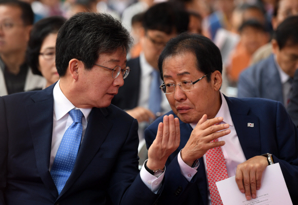22일 서울 종로구 조계사에서 열린 불기 2562년 부처님 오신날 봉축법요식에서 홍준표 자유한국당 대표와 유승민 바른미래당 공동대표가 대화를 나누고 있다.2018. 5. 22. 박윤슬 기자 seul@seoul.co.k