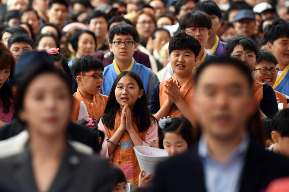 불기 2562년 부처님 오신날인 22일 서울 종로구 조계사에서 불교신자들이 봉축법요식에 참석하고 있다.  2018. 5. 22. 박윤슬 기자 seul@seoul.co.kr
