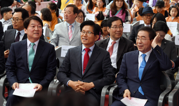 22일 서울 종로구 조계사에서 열린 불기 2562년 부처님 오신날 봉축법요식에서 박원순 더불어민주당 서울시장 후보(오른쪽부터), 김문수 자유한국당 서울시장 후보, 안철수 바른미래당 서울시장 후보가 나란히 자리하고 있다. 2018. 5. 22. 박윤슬 기자 seul@seoul.co.kr