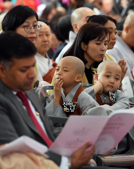 불기 2562년 부처님 오신날인 22일 서울 종로구 조계사에서 열린 부처님오신날 봉축법요식에서 동자승들이 지루해하고 있다.  2018. 5. 22. 박윤슬 기자 seul@seoul.co.kr