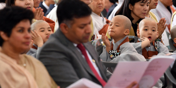 불기 2562년 부처님 오신날인 22일 서울 종로구 조계사에서 열린 부처님오신날 봉축법요식에서 동자승들이 지루해하고 있다.  2018. 5. 22. 박윤슬 기자 seul@seoul.co.kr