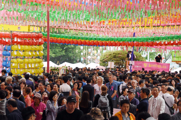 불기 2562년 부처님 오신날인 22일 서울 종로구 조계사가 봉축법요식에 참석하려는 불교신자들로 북적이고 있다.  2018. 5. 22. 박윤슬 기자 seul@seoul.co.kr