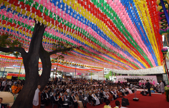 불기 2562년 부처님 오신날인 22일 서울 종로구 조계사에서 열린 부처님오신날 봉축법요식에 여야 의원들을 비롯한 국무위원들이 참석하고 있다.  2018. 5. 22. 박윤슬 기자 seul@seoul.co.kr